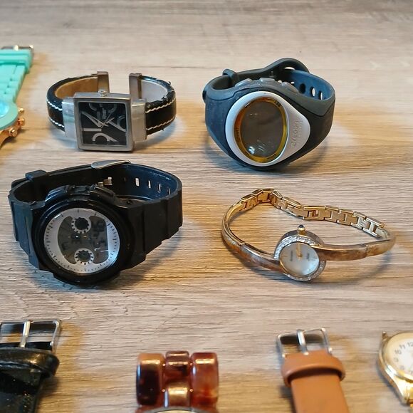 Huge Watch Lot of 25+ Mixed Brands Vintage & Modern Parts/Repair Untested-Box 41